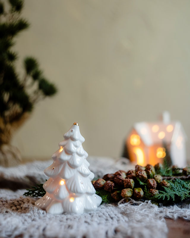 Árbol de Cerámica Blanca con Luz LED – Detalles Dorados y Diseño Inclinado