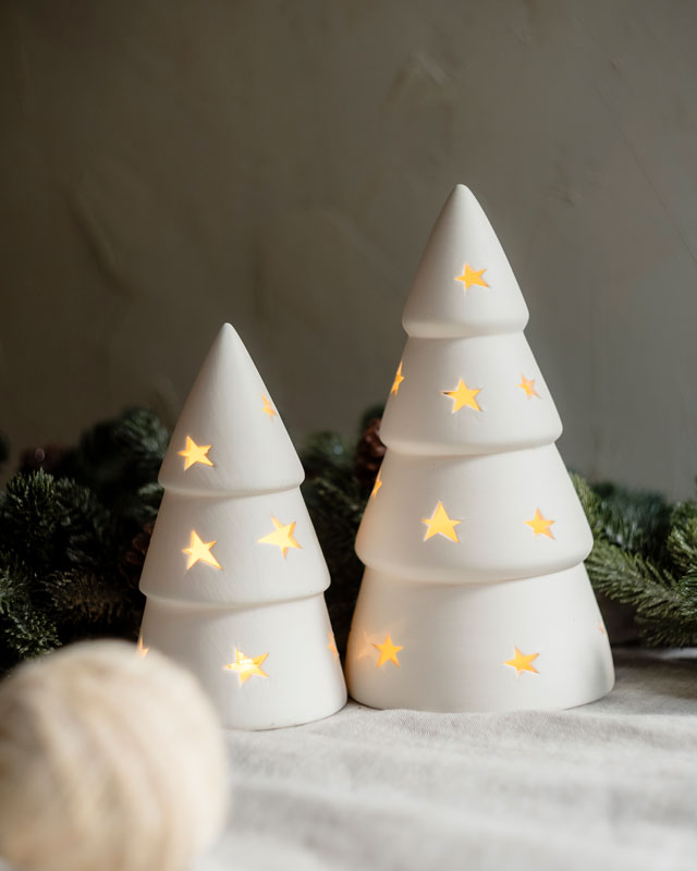 Árbol de Cerámica Blanco con Luz LED – Estrellas Caladas