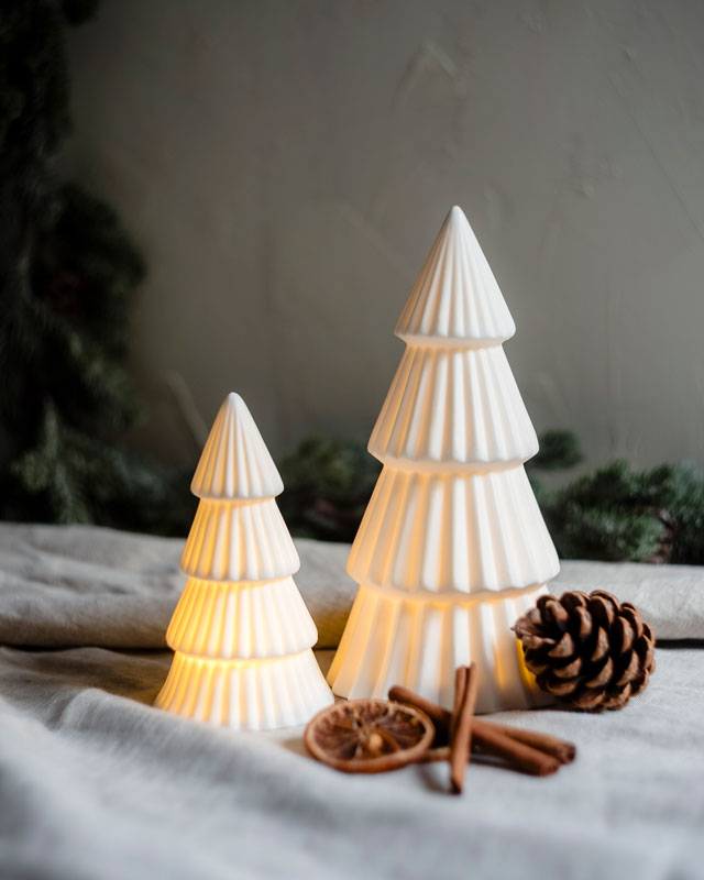 Árbol de Navidad de Cerámica Blanca con Luz LED – Diseño Estriado