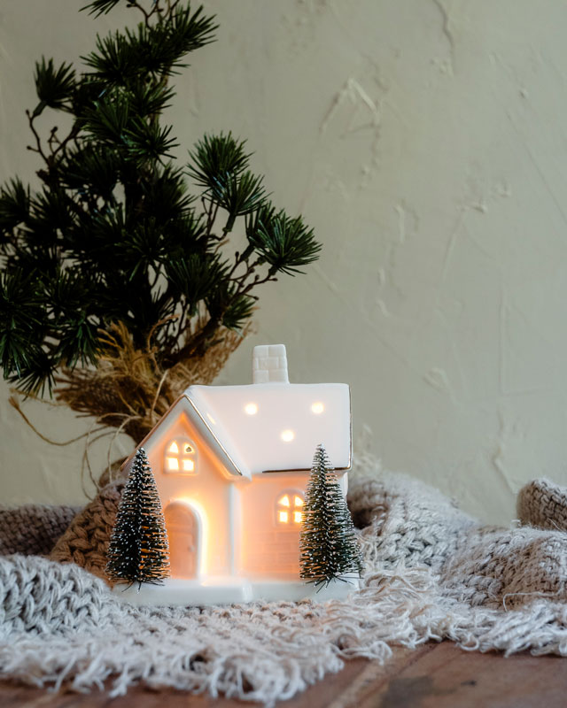 Casita de Cerámica Blanca con Luz LED – Detalles Dorados y Árboles Nevados