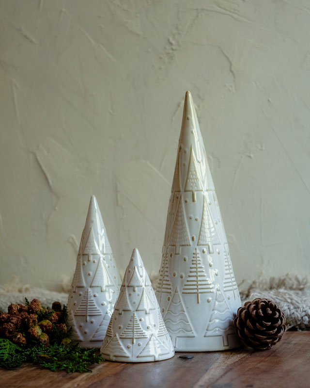 Árbol de Cerámica Esmaltada – Relieve de Abetos