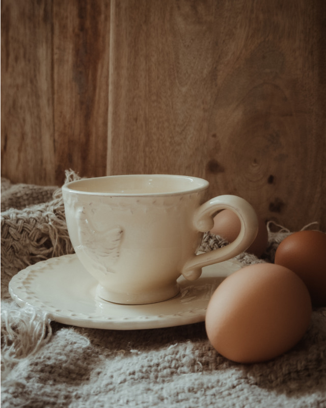 Juego de Taza y Plato de Cerámica Rústica "Farmhouse Chicken" – Color Mantequilla (200 ml)