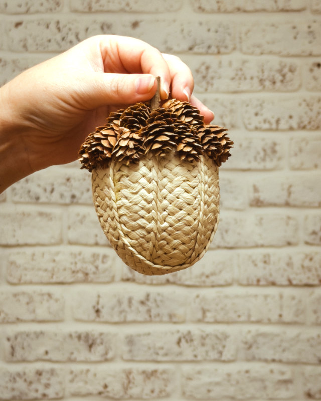 Bellota Decorativa de Piñas y Tela con Tallo de Madera - Imagen 3
