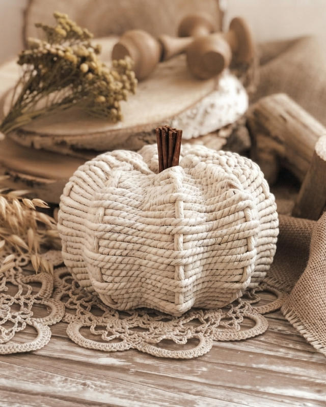 Calabaza de cuerda crema con tallo de madera